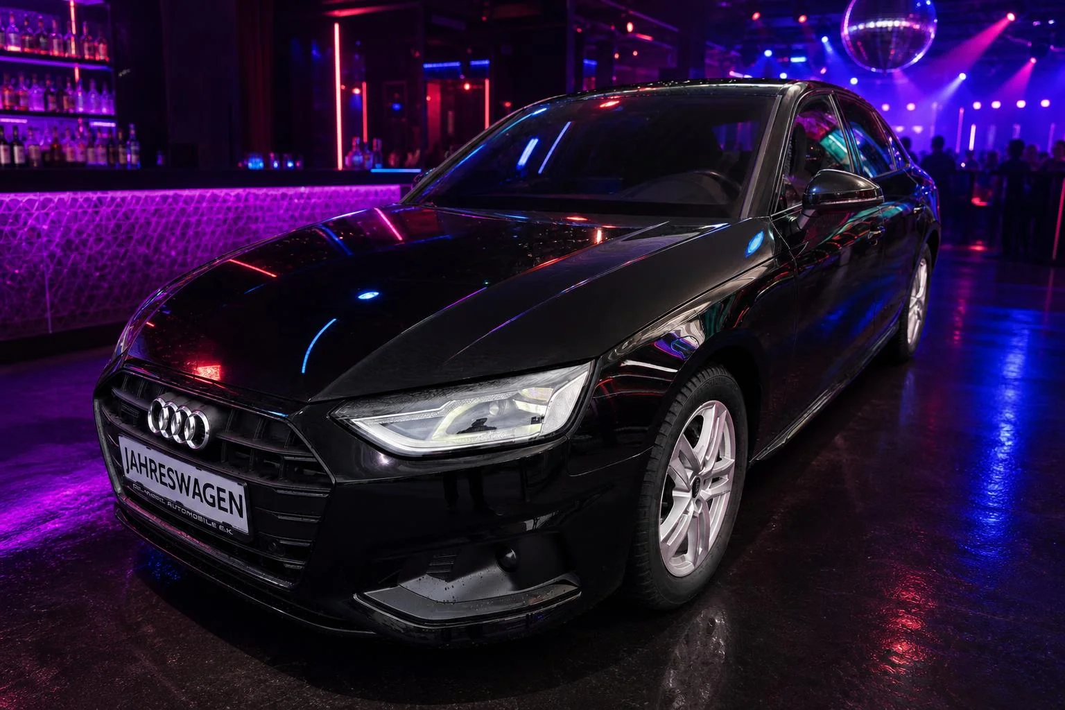 Audi A4 in der Disco-Inszenierung