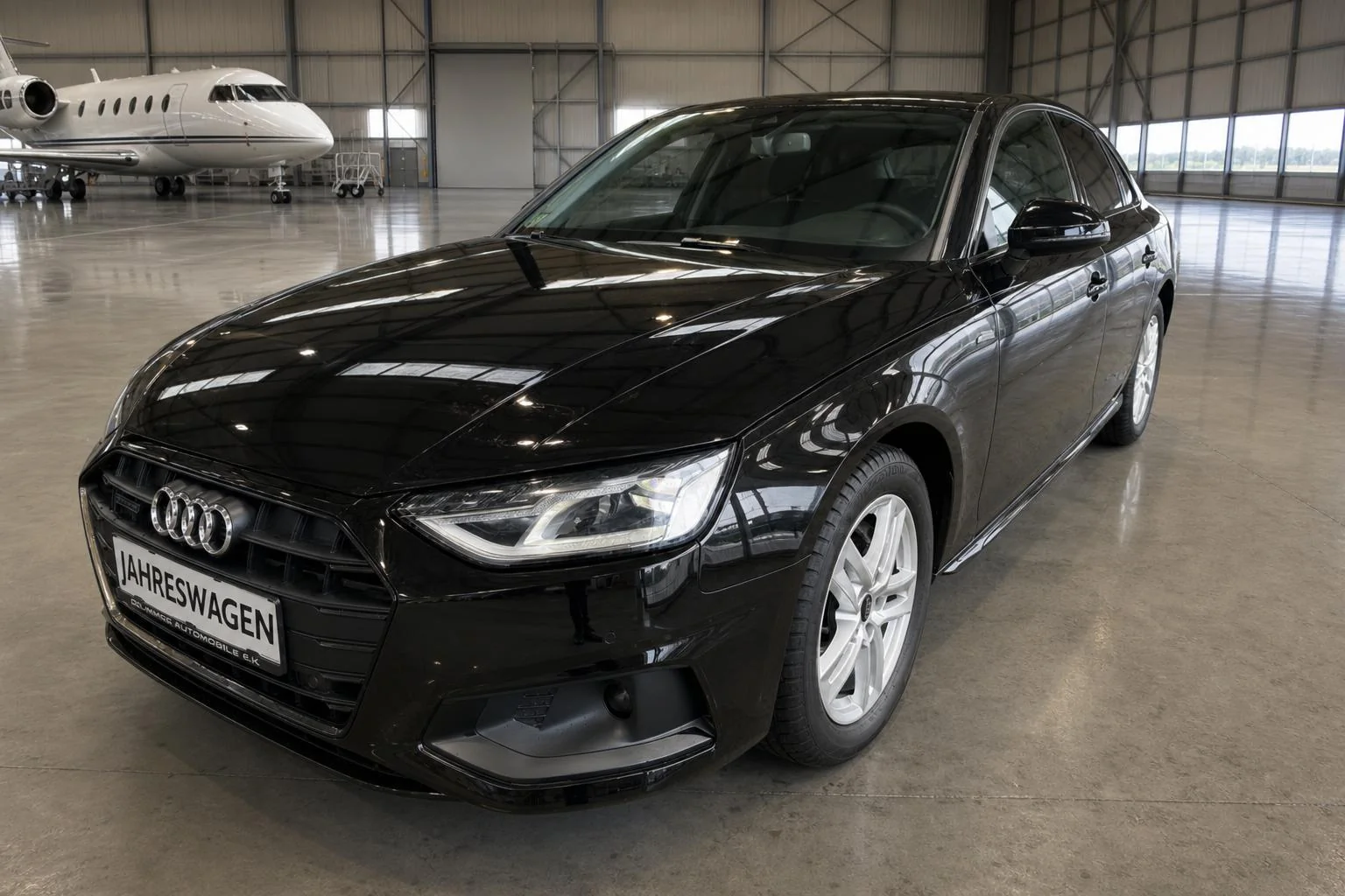 Audi A4 in der Hangar-Inszenierung