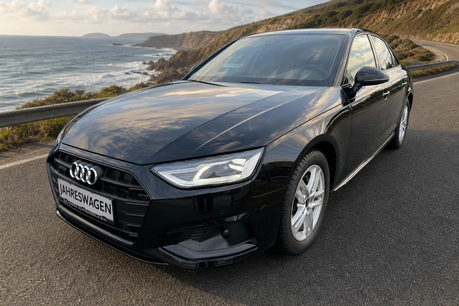 Audi A4 in der Küstenstraße-Inszenierung