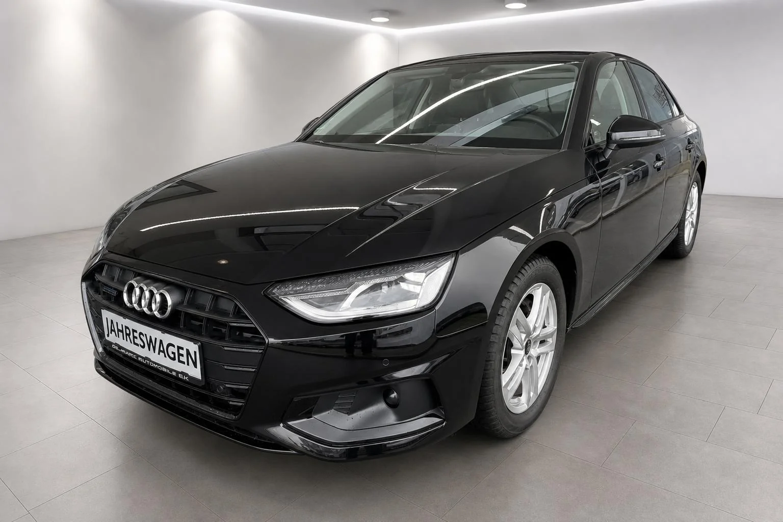 Audi A4 in der Moderner Showroom-Inszenierung